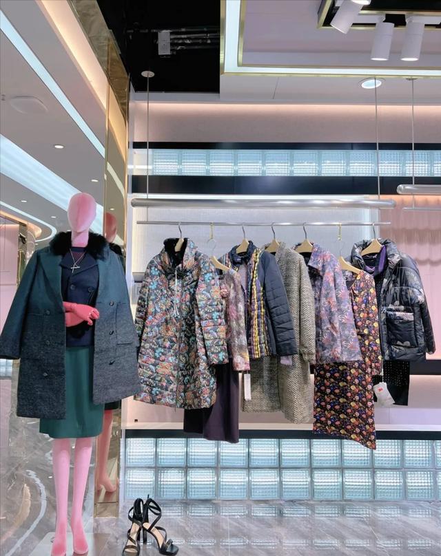 沐兰长袖女装，MORELINE.沐兰秋冬品牌折扣女装羽绒服风衣外套桑蚕丝连衣裙穿搭