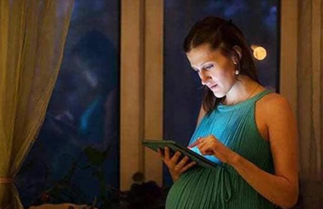 孕晚期老躺着会延期吗，孕妇孕晚期老躺着对胎儿有影响吗（或造成胎儿发育“缓慢”）