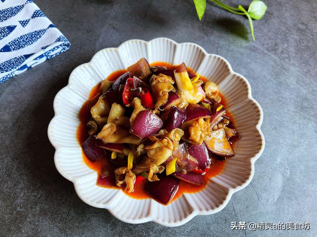 洋葱炒什么好吃，洋葱炒什么既好看又好吃（土豆别再做老一套了）