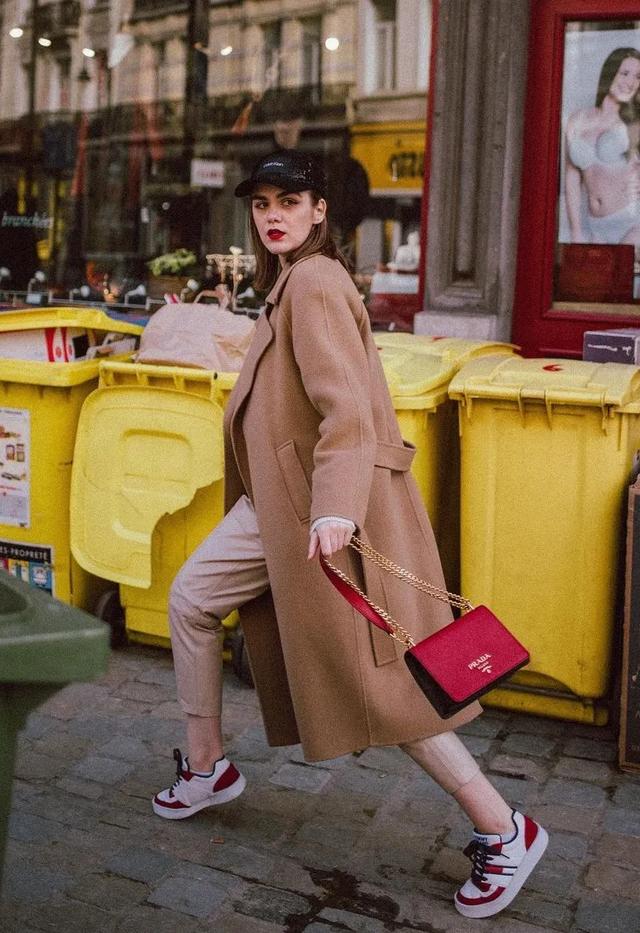 驼色大衣搭配图片，让你从20岁优雅到60岁的驼色大衣（驼色大衣怎么穿搭有气场）