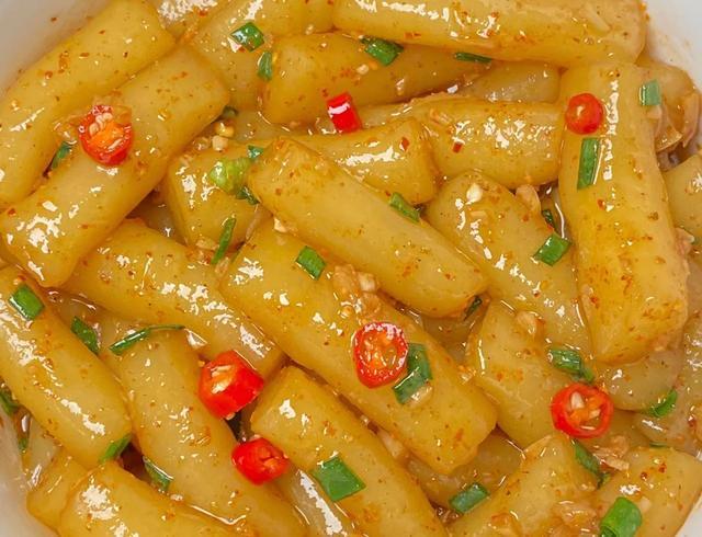 土豆粉怎么做好吃，土豆粉怎么做既简单又好吃（原来在家自制土豆粉这么简单）