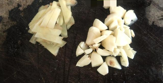 竹笋炒腊肉怎么做好吃窍门，教大家做一道家人都喜欢吃的