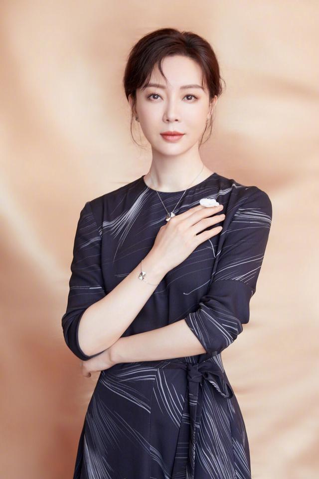40岁美得让人移不开眼的女明星，这9位40+的“长腿”女星