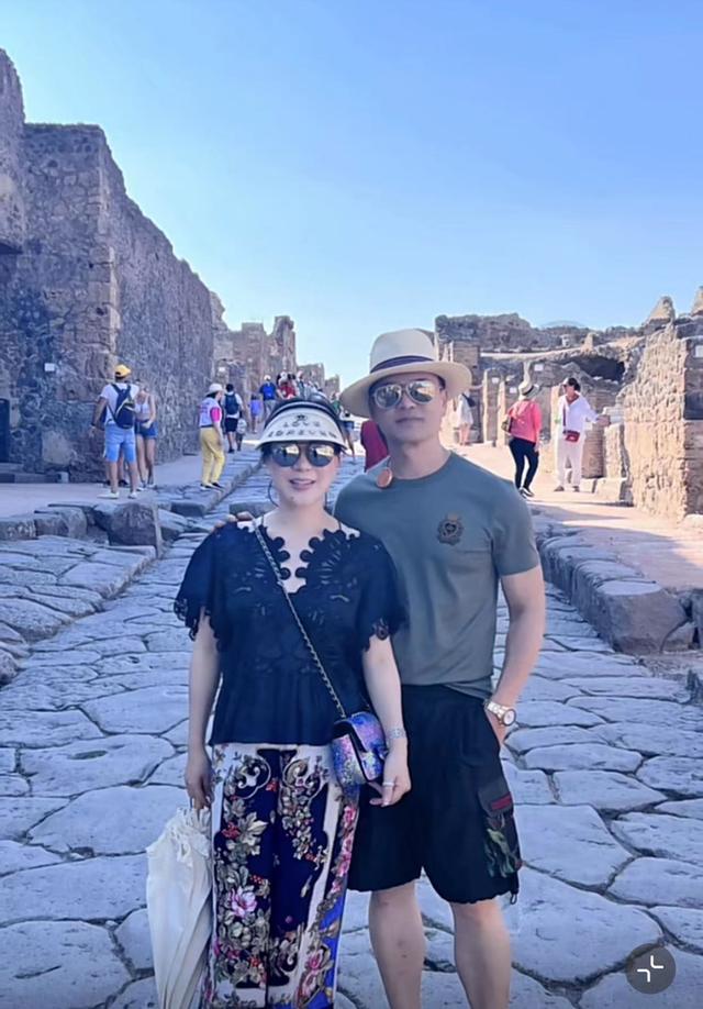 吕良伟和老婆出席活动，吕良伟一家环游各国