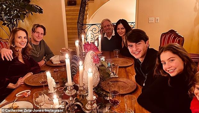 泽塔琼斯年龄多大，22年前泽塔琼斯嫁给道格拉斯