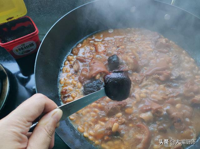 冬季黑豆炖猪蹄的营养做法，冬天多吃猪蹄加它一起炖