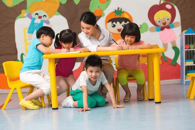 幼师一个月多少钱，幼师一个月最多工资是多少（幼师每月工资还不到2000）