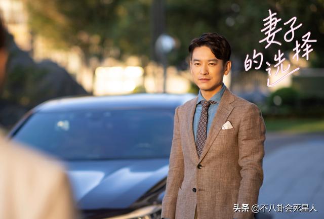 赵丽颖何炅拍照深情相拥超甜蜜，颖宝原来拥抱过这么多男神