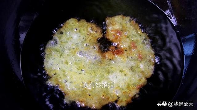 炸过的油怎么变清，炸过的食用油怎样变清（过年炸剩的旧油不要扔）