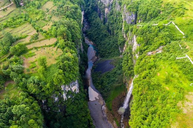 天山神秘大峡谷地貌特征，北纬30度上的大峡谷