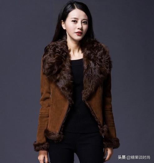 黑色皮草搭配图片，黑色长款皮草外套冬季搭配（穿黑色皮草配围巾品味真高）