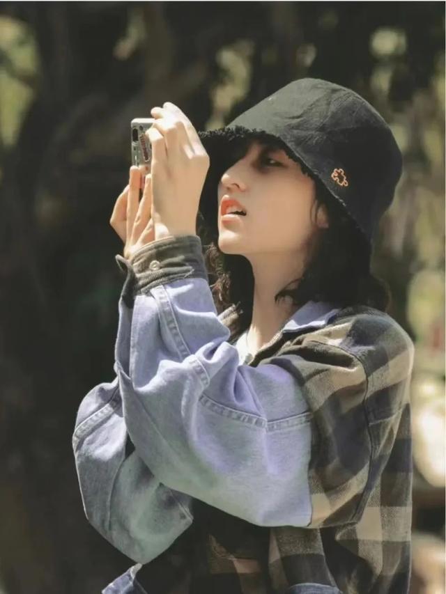 34岁杨幂近照显疲态，次次艳压00后小花