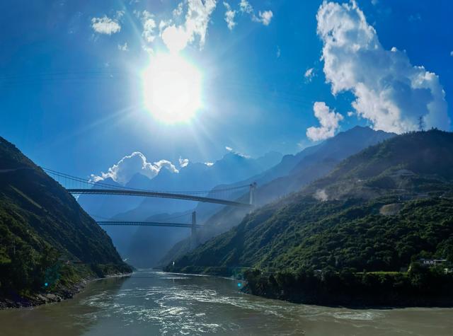 从丽江到虎跳峡景区如何去，从丽江到虎跳峡