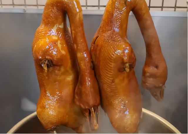 正宗潮汕特色卤味，成就一只味浓香软潮汕卤鹅