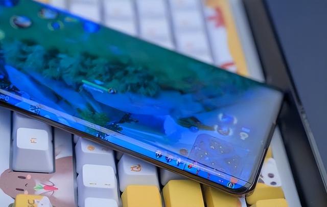 曲屏好还是直屏好，直屏和曲屏到底哪个好呢