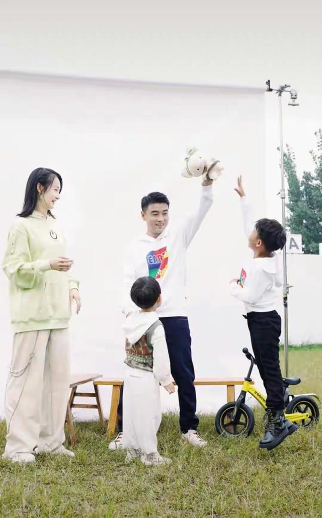 王皓一家四口同框，王皓现在和他妻子怎么样了