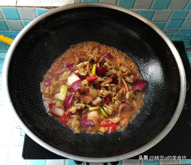 洋葱炒什么好吃，洋葱炒什么既好看又好吃（土豆别再做老一套了）