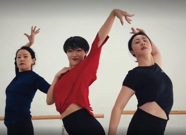 肥胖妇女紧身裤图(胖女生穿紧身裤还是宽松的)
