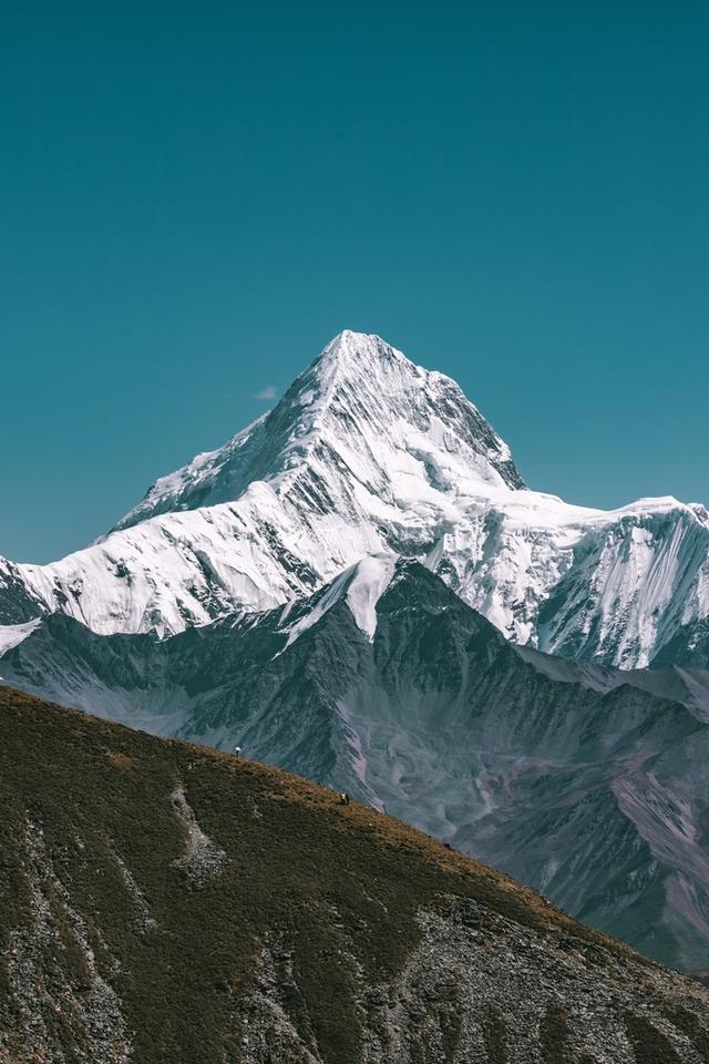 贡嘎雪山主峰，屹立于众峰之巅