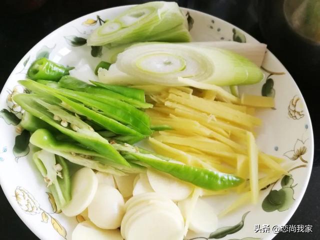 羊肉配什么菜好吃，这个季节吃羊肉配什么菜好吃（羊肉片别总是涮着吃）