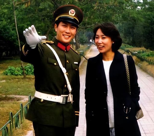 唐国强的妻子是谁，唐国强两段婚姻（唐国强前妻和现任是谁）