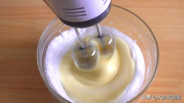 鸡蛋饼怎么煎又嫩又好吃，教你煎出软蓬蓬的鸡蛋饼