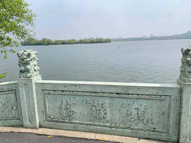 杭州西湖之白堤，“白堤”名出白居易