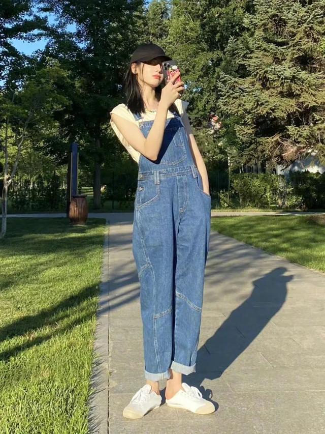 34岁杨幂近照显疲态，次次艳压00后小花