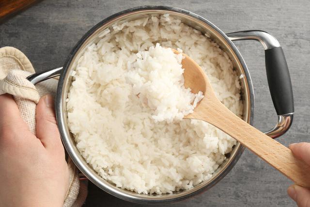 米饭怎么煮才好吃不腻，煮米饭不只用清水