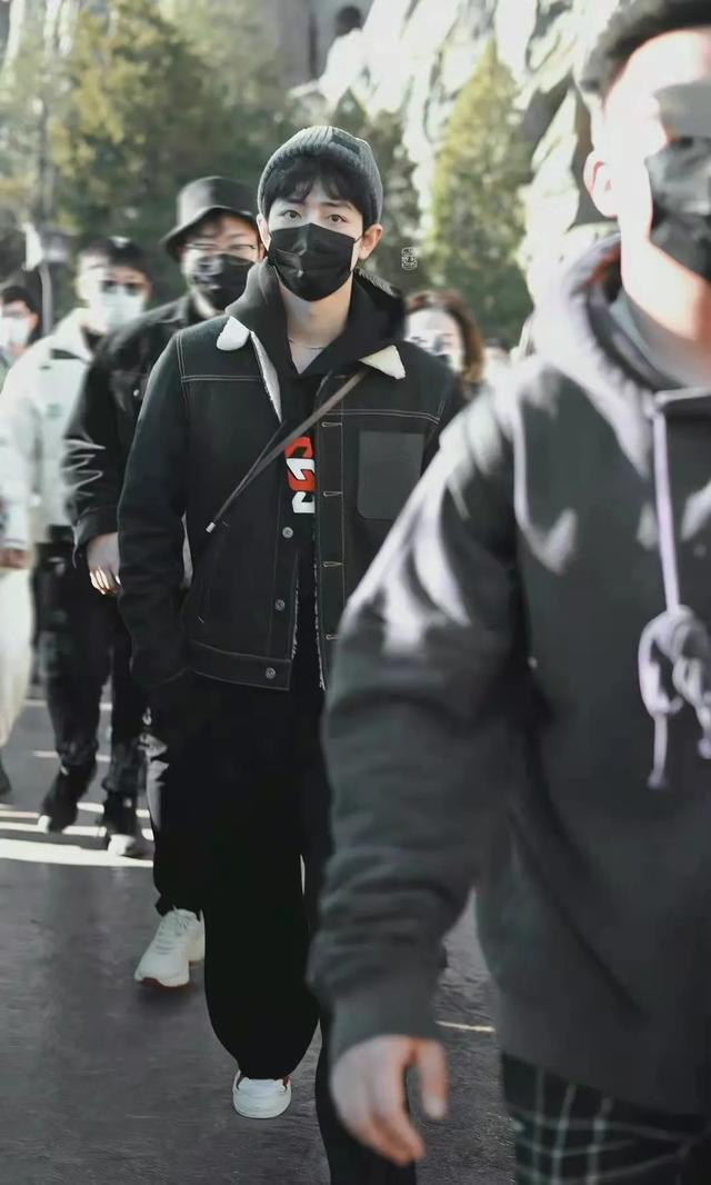 肖战最新机场安检路透，肖战机场路透