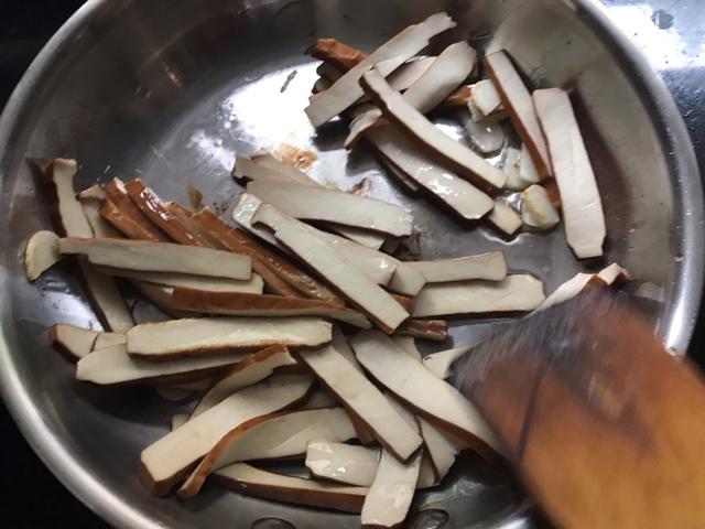 芹菜炒豆腐干的家常炒法，厨师长教你做芹菜炒豆腐干