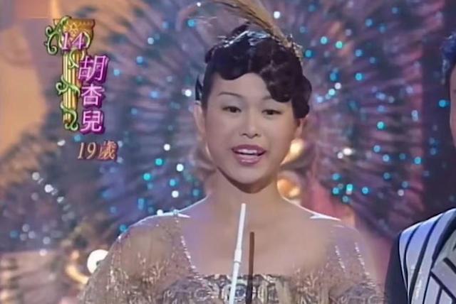 胡杏儿年轻时的颜值巅峰，从胖妹到性感辣妈