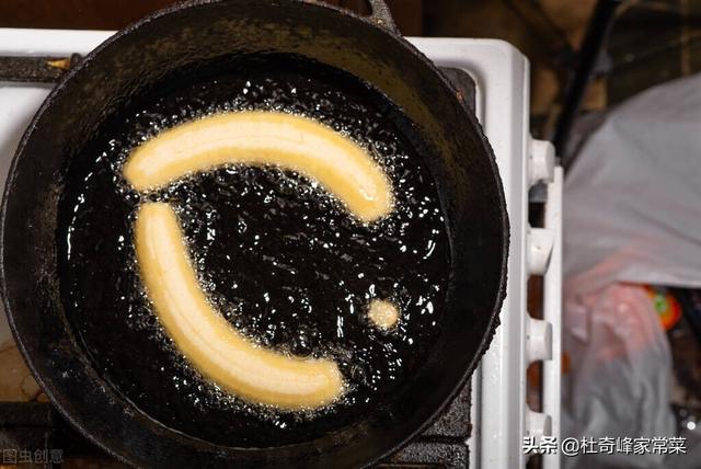 脆皮炸香蕉外酥里嫩香甜无比馋哭，端上桌瞬间被秒光