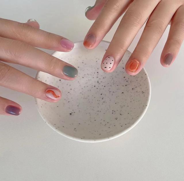 简直太美了非常显手白的一款美甲，20款早春美甲分享