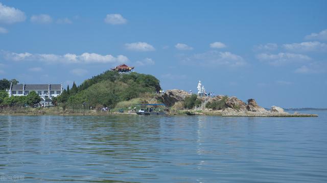 从河里钓的鲤鱼能吃吗，钓到“黑鲤鱼”要放生