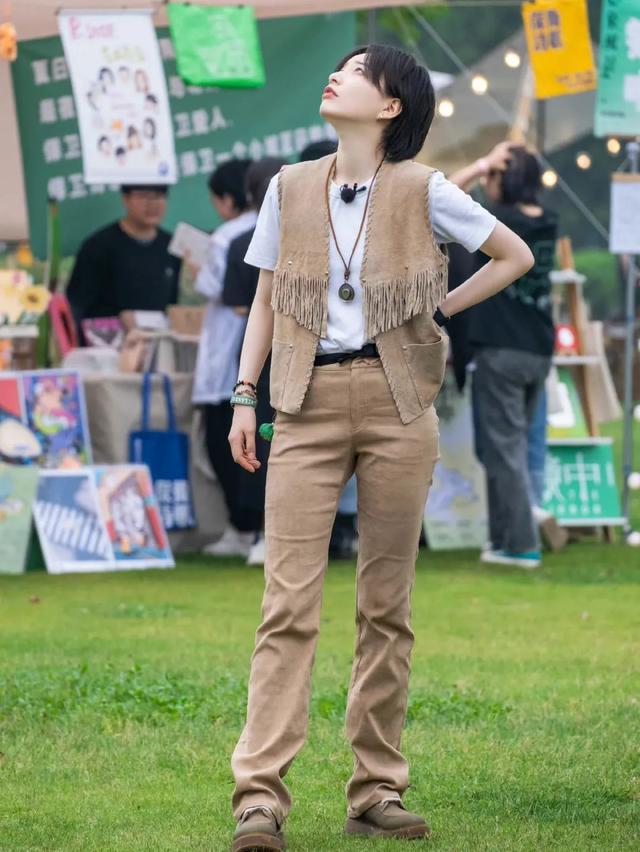 34岁杨幂近照显疲态，次次艳压00后小花