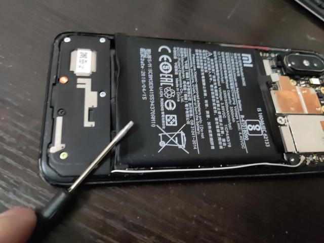 小米手机换电池，小米8怎么换电池官方（某宝80块8000mAh私换电池靠谱吗）