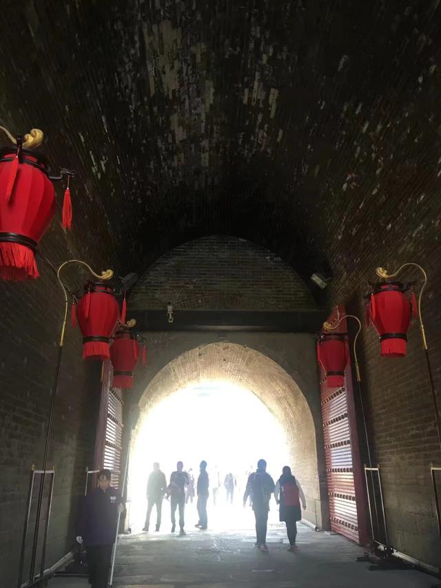 西安古城的历史特色，拥有悠久的历史和浓厚的文化底蕴