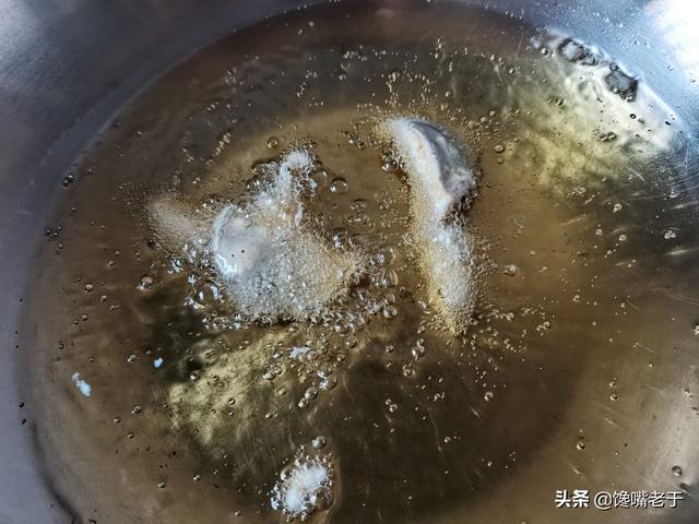 炸蘑菇一定要多加这两种配料，炸蘑菇时面糊是关键