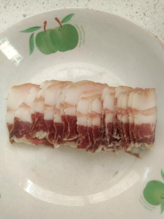 竹笋炒腊肉怎么做好吃窍门，教大家做一道家人都喜欢吃的