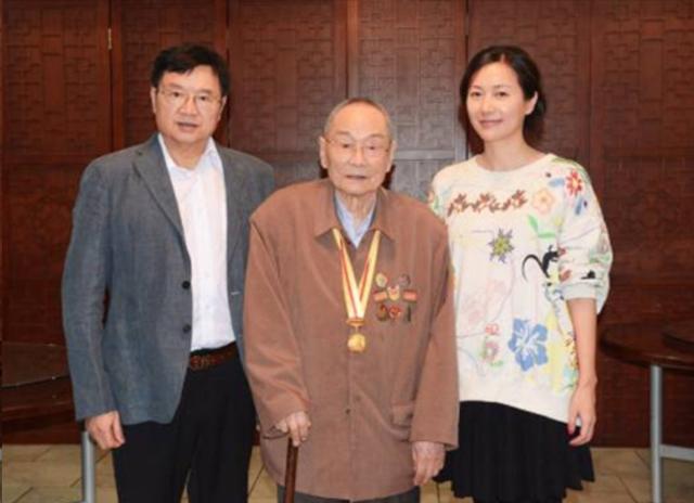 徐静蕾结婚了吗，徐静蕾不婚主义（给王朔买房让他软饭硬吃）