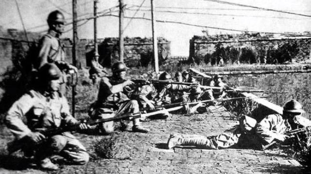 火烧圆明园图片，为何1万人能肆虐火烧圆明园（火烧圆明园是什么战争时期）