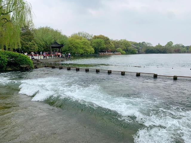 杭州西湖之白堤，“白堤”名出白居易