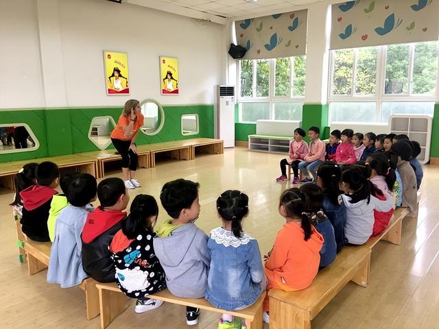 幼师一个月多少钱，幼师一个月最多工资是多少（幼师每月工资还不到2000）