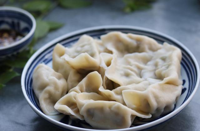 肉馅怎么调好吃，饺子肉馅怎么调才能松软好吃（花钱也买不到的饭店调馅配方）