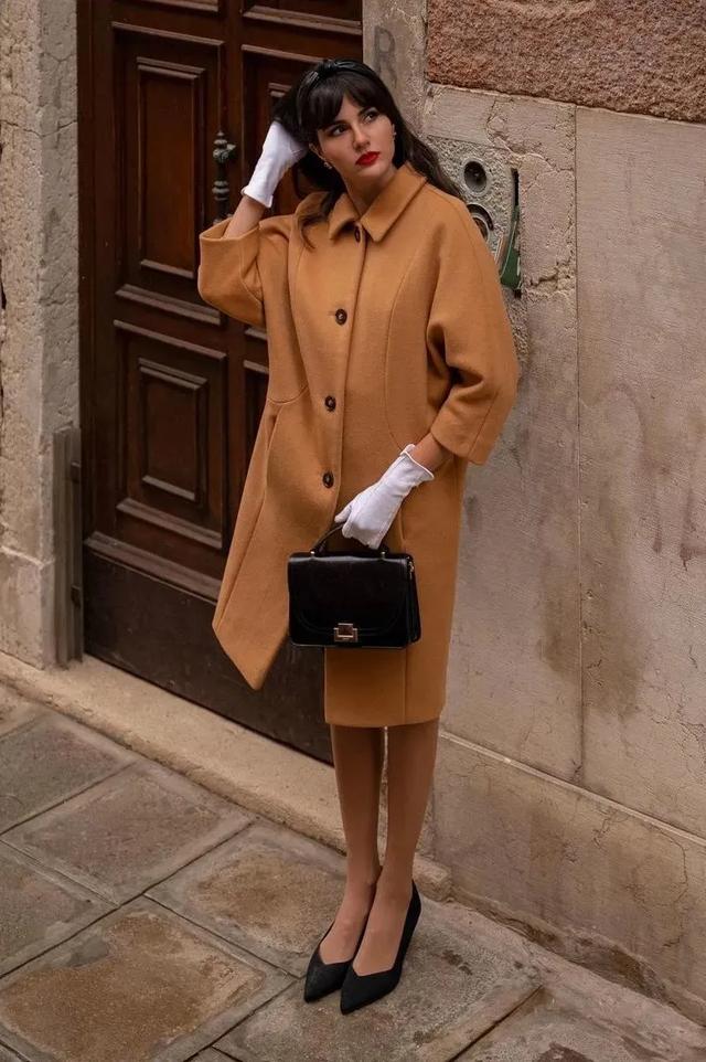 驼色大衣搭配图片，让你从20岁优雅到60岁的驼色大衣（驼色大衣怎么穿搭有气场）