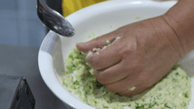 在家怎样炸丸子好吃又酥，丸子金黄酥脆