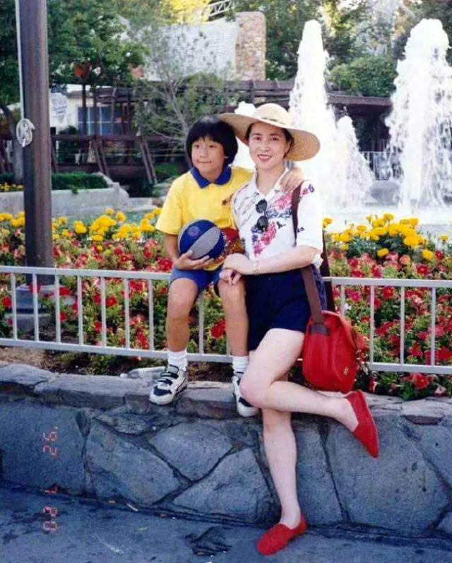 林凤娇简介和个人资料，女星林凤娇：嫁给成龙40年