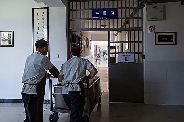 现在真正监狱的伙食，黄之锋晒狱中餐食月消费近9000港元