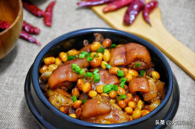 冬季黑豆炖猪蹄的营养做法，冬天多吃猪蹄加它一起炖